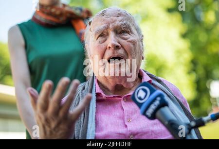 Marbach Am Neckar, Deutschland. 03.. Juli 2022. Der Schriftsteller Martin Walser kommt zur feierlichen Veranstaltung, um sein Archiv an das Deutsche Literaturarchiv in Marbach zu übergeben und gibt im Vorfeld ein Interview. Quelle: Christoph Schmidt/dpa/Alamy Live News Stockfoto