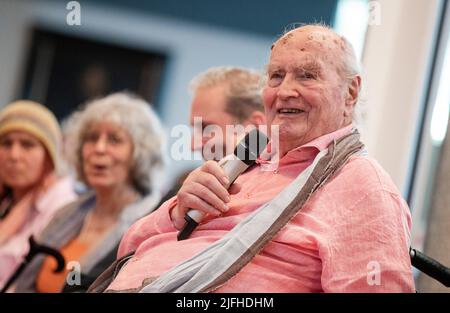 Marbach Am Neckar, Deutschland. 03.. Juli 2022. Bei der feierlichen Übergabe des Archivs von Martin Walser an das Deutsche Literaturarchiv in Marbach hält der Autor Martin Walser eine Rede. Quelle: Christoph Schmidt/dpa/Alamy Live News Stockfoto