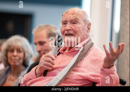 Marbach Am Neckar, Deutschland. 03.. Juli 2022. Bei der feierlichen Übergabe des Archivs von Martin Walser an das Deutsche Literaturarchiv in Marbach hält der Autor Martin Walser eine Rede. Quelle: Christoph Schmidt/dpa/Alamy Live News Stockfoto