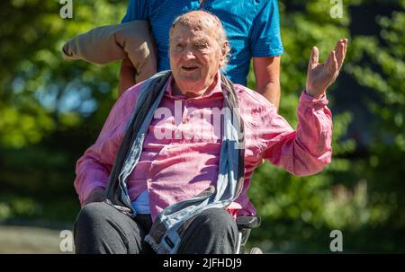 Marbach Am Neckar, Deutschland. 03.. Juli 2022. Der Schriftsteller Martin Walser kommt zur feierlichen Veranstaltung, um sein Archiv an das Deutsche Literaturarchiv in Marbach zu übergeben. Quelle: Christoph Schmidt/dpa/Alamy Live News Stockfoto