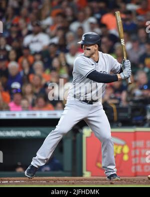 New York Yankees erster Baseman Anthony Rizzo (48) Fledermäuse während der dritten Inning des MLB-Spiel zwischen den New York Yankees und der Houston Astros auf Stockfoto