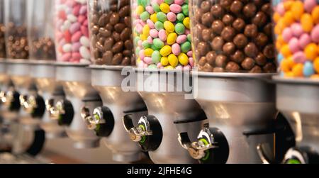 Helle Bonbons in Behältern nach Gewicht in einem Süßwarenladen. Stockfoto