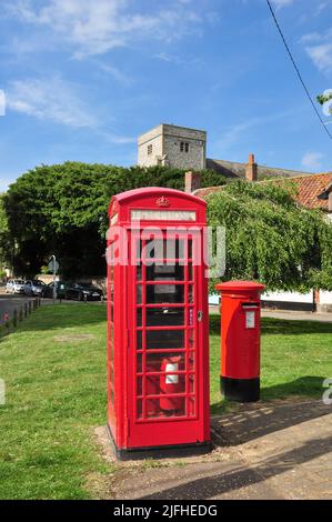 Dorfzentrum mit Telefondose, Briefkasten und Kirche, Thornham, Norfolk, England, UK Stockfoto