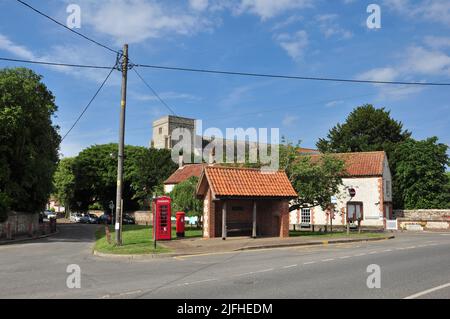 Dorfgrün und lokale Einrichtungen, Thornham, Norfolk, England, Großbritannien Stockfoto