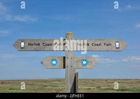 Norfolk Küstenweg Richtungsschild in Thornham, Norfolk, England, Großbritannien Stockfoto