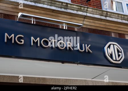 London, Großbritannien - 8. 2022. März: Nahaufnahme des Logos von MG Motor UK über dem Eingang zu einem ihrer Showrooms im Zentrum von London, Großbritannien. Stockfoto