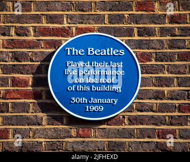 Eine blaue Gedenktafel an der Savile Row in Mayfair, London, markiert den Ort und erinnert an die letzte Live-Performance der Beatles, die am stattfand Stockfoto