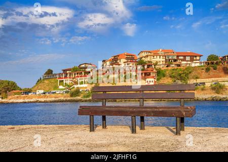 Stadtbild am Meer - Blick auf die Bank am Ufer vor dem Hintergrund der Altstadt von Nessebar, an der Schwarzmeerküste Bulgariens Stockfoto