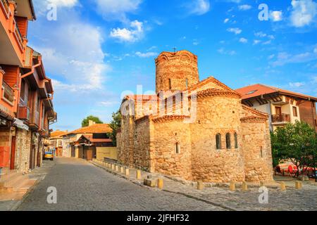 Stadtbild mit historischen Gebäuden - Blick auf die Kirche St. Johannes des Täufers in der Altstadt von Nesebar, an der Schwarzmeerküste Bulgariens Stockfoto