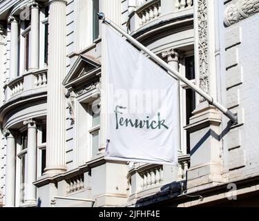 London, Großbritannien - 8. 2022. März: Fenwick-Banner über dem Eingang des Kaufhauses Fenwick in der New Bond Street im Stadtteil Mayfair in London, Großbritannien. Stockfoto