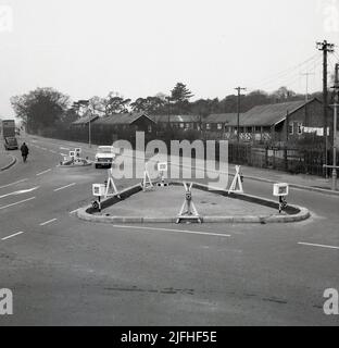 1960s, historisches, neu erbautes dreieckiges Straßenbaustück oder Anschlussstelle an der Slade Rd, Oxford, England, Großbritannien. Auf dem Bild rechts sind die ehemaligen Armeelager vor der Slade zu sehen, die in der Nachkriegszeit dringend benötigte Unterkünfte für Familien bereitstellten. Stockfoto
