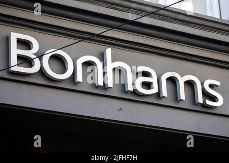 London, Großbritannien - 8. 2022. März: Ein Schild über dem Eingang zum berühmten Bonhams-Auktionshaus in der New Bond Street in London, Großbritannien. Stockfoto