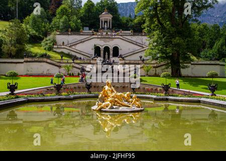 Ettal, Deutschland, 27. Juli 2021. Schloss Linderhof ist eine königliche Burg im Graswangtal bei Oberammergau und Kloster Ettal. Stockfoto