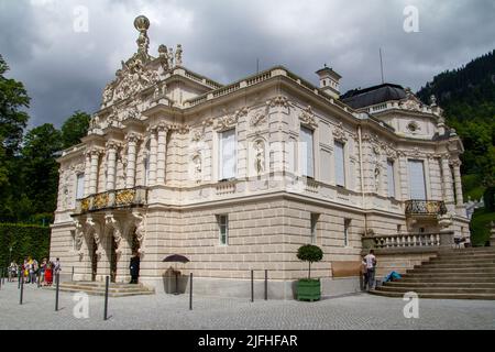 Ettal, Deutschland, 27. Juli 2021. Schloss Linderhof ist eine königliche Burg im Graswangtal bei Oberammergau und Kloster Ettal. Stockfoto