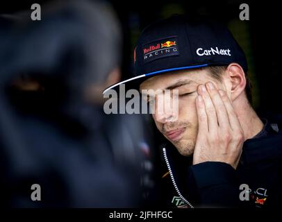 Silverstone, Großbritannien. 3.. Juli 2022. NORTHAMPTON - Max Verstappen nach dem Grand Prix von Großbritannien F1 in Silverstone am 3. Juli 2022 in Northampton, England. REMKO DE WAAL Kredit: ANP/Alamy Live News Stockfoto