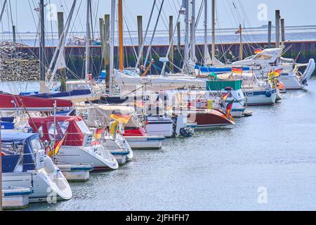 Hafen mit Leuchtturm am 02. Juli 2022 in Wyk, Foehr Island, Deutschland. © Peter Schatz / Alamy Stock Photos Stockfoto