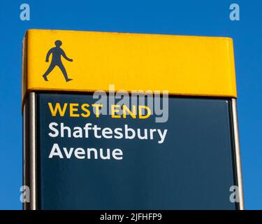 Ein Schild an der Shaftesbury Avenue, das sich im lebhaften West End im Zentrum von London, Großbritannien, befindet. Stockfoto