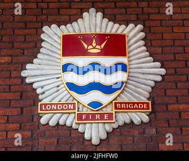 London, Großbritannien - 8. 2022. März: Nahaufnahme des Feuerwehrausweises der Londoner Feuerwehr an der Außenseite der Soho Fire Station in London, Großbritannien. Stockfoto
