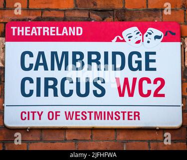 London, Großbritannien - 8. 2022. März: Ein Straßenschild für den Cambridge Circus im West End im Zentrum von London, Großbritannien. Stockfoto