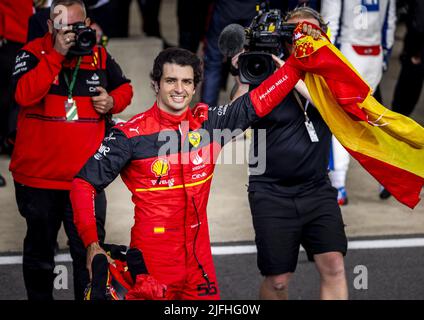 Silverstone, Großbritannien. 3.. Juli 2022. SILVERSTONE - Carlos Sainz (Ferrari) jubelt, nachdem er am 3. Juli 2022 in Silverstone, England, den Grand Prix von Großbritannien F1 gewonnen hat. REMKO DE WAAL Kredit: ANP/Alamy Live News Stockfoto