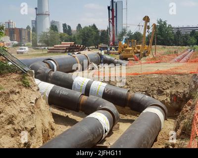 Rekonstruktionsstelle der Fernwärmeleitung und Austausch der alten Rohre durch neue. Verlegung von Heizrohren in einem Graben an den Baustellen Stockfoto