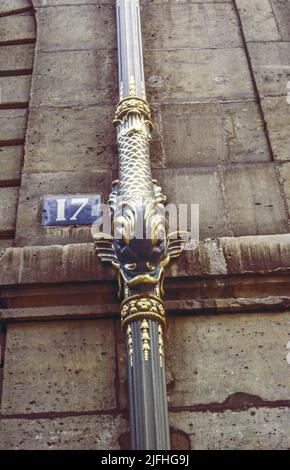 Dekorativ und doch praktisch, ein Fischabflussrohr am Quai d’Anjou in Paris 1972. Archivaufnahme aus Transparentfolie gescannt; 1972 Stockfoto