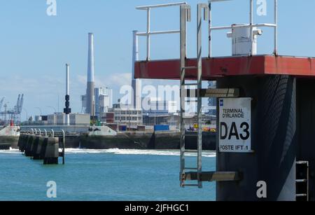 Le Havre, Frankreich. Juni 11. 2022. Blick auf die Anlegestelle. EDF-Kraftwerk im Hintergrund. Stockfoto