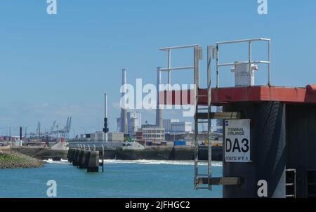 Le Havre, Frankreich. Juni 11. 2022. Blick auf die Anlegestelle. EDF-Kraftwerk im Hintergrund. Stockfoto