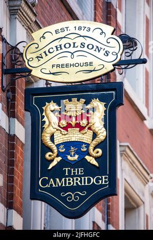 London, Großbritannien - März 8. 2022: Traditionelles Pub-Schild für das öffentliche Haus von Cambridge, das sich an der Charing Cross Road im Zentrum von London, Großbritannien, befindet. Stockfoto