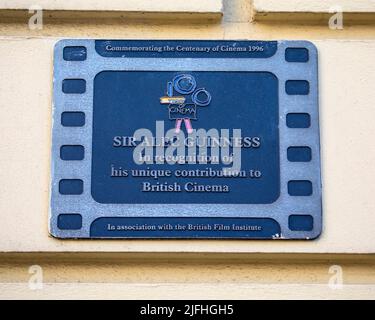 London, Großbritannien - 8. 2022. März: Eine Gedenktafel an der Außenseite des Hauptquartiers von Equity in der Upper St. Martins Lane in London, Großbritannien, zur Erinnerung an den verstorbenen Großen Stockfoto