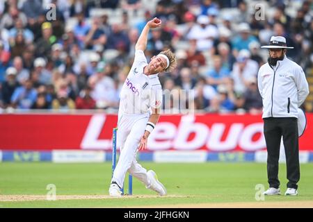 Stuart Broad aus England liefert den Ball Stockfoto