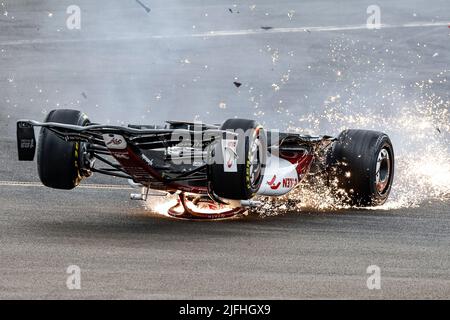 Silverstone, Großbritannien. 3.. Juli 2022. 24 ZHOU Guanyu (Chi), Alfa Romeo F1 Team ORLEN C42, Actionstart des Rennens, Abfahrt, Absturz, Unfall, während des Formel 1 Lenovo British Grand Prix 2022, 10. Lauf der FIA Formel 1 Weltmeisterschaft 2022, auf dem Silverstone Circuit, vom 1. Bis 3. Juli 2022 in Silverstone, Vereinigtes Königreich - Photo Xavi Bonilla / DPPI Kredit: DPPI Media/Alamy Live News Stockfoto