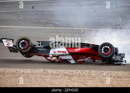 Silverstone, Großbritannien. 3.. Juli 2022. 24 ZHOU Guanyu (Chi), Alfa Romeo F1 Team ORLEN C42, Actionstart des Rennens, Abfahrt, Absturz, Unfall, während des Formel 1 Lenovo British Grand Prix 2022, 10. Lauf der FIA Formel 1 Weltmeisterschaft 2022, auf dem Silverstone Circuit, vom 1. Bis 3. Juli 2022 in Silverstone, Vereinigtes Königreich - Photo Xavi Bonilla / DPPI Kredit: DPPI Media/Alamy Live News Stockfoto