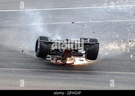 Silverstone, Großbritannien. 3.. Juli 2022. 24 ZHOU Guanyu (Chi), Alfa Romeo F1 Team ORLEN C42, Actionstart des Rennens, Abfahrt, Absturz, Unfall, während des Formel 1 Lenovo British Grand Prix 2022, 10. Lauf der FIA Formel 1 Weltmeisterschaft 2022, auf dem Silverstone Circuit, vom 1. Bis 3. Juli 2022 in Silverstone, Vereinigtes Königreich - Photo Xavi Bonilla / DPPI Kredit: DPPI Media/Alamy Live News Stockfoto