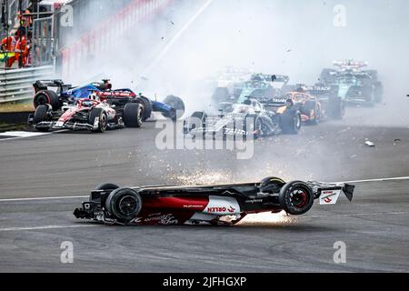 Silverstone, Großbritannien. 3.. Juli 2022. 24 ZHOU Guanyu (Chi), Alfa Romeo F1 Team ORLEN C42, Aktion 23 ALBON Alexander (tha), Williams Racing FW44, Aktionsstart des Rennens, Abfahrt, Absturz, Unfall, während der Formel 1 Lenovo British Grand Prix 2022, 10. Lauf der FIA Formel 1 Weltmeisterschaft 2022, auf dem Silverstone Circuit, Vom 1. Bis 3. Juli 2022 in Silverstone, Großbritannien - Photo Xavi Bonilla / DPPI Credit: DPPI Media/Alamy Live News Stockfoto