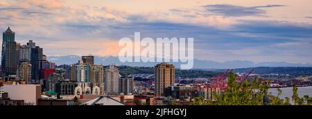 Skyline-Panorama in der Innenstadt mit Space Needle und Mount Rainier bei Sonnenuntergang vom Kerry Park in Seattle, Washington Stockfoto