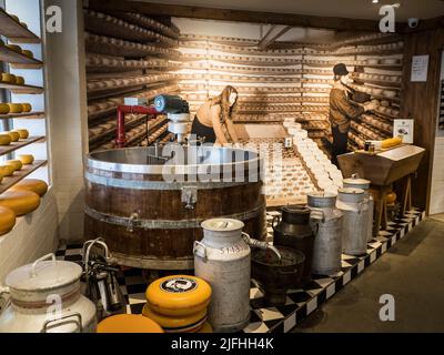 Ein Diorama in einem Käseladen zeigt die traditionelle Käseherstellung in Amsterdam Stockfoto