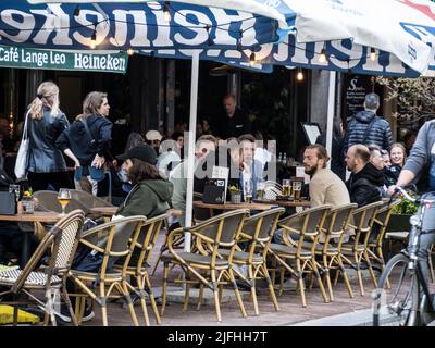 Menschen in einem Biercafe im Freien in Amsterdam Stockfoto