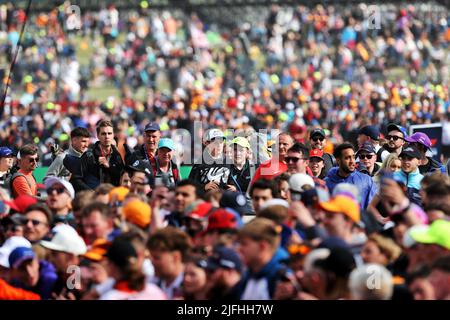 Silverstone, Großbritannien. 03.. Juli 2022. Circuit Atmosphäre - Fans auf dem Podium. Großer Preis von Großbritannien, Sonntag, 3.. Juli 2022. Silverstone, England. Quelle: James Moy/Alamy Live News Stockfoto
