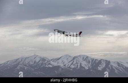 Das Flugzeug von Delta Air Lines fliegt am Himmel. Everett, Washington, Usa. Stockfoto