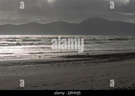 Sonnenbeschienes Meer unter starker Wolkendecke Stockfoto