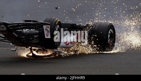 Zhou Guanyu von Alfa Romeo gleitet nach einer Kollision zu Beginn des Rennens während des Grand Prix von Großbritannien 2022 in Silverstone, Towcester, zur Barriere. Bilddatum: Sonntag, 3. Juli 2022. Stockfoto