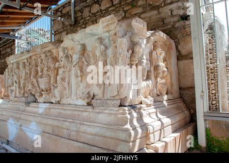 Aydin, TÜRKEI 19. April 2005. Relief im Open-Air-Theater der antiken Stadt Nysa, Aydin, Türkei. Stockfoto