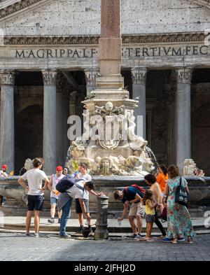 Rom, Italien, 3.. Juli 2022: Menschen nehmen Wasser aus einem Spender vor dem römischen Parthenon, als extreme Hitze die Stadt an diesem Wochenende betraf. Quelle: Christian Creixell/Alamy Live News Stockfoto