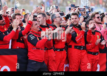 Silverstone, Großbritannien. 03.. Juli 2022. Ferrari feiert auf dem Podium. 03.07.2022. Formel 1 Weltmeisterschaft, Rd 10, Großer Preis Von Großbritannien, Silverstone, England, Wettkampftag. Bildnachweis sollte lauten: XPB/Press Association Images. Quelle: XPB Images Ltd/Alamy Live News Stockfoto