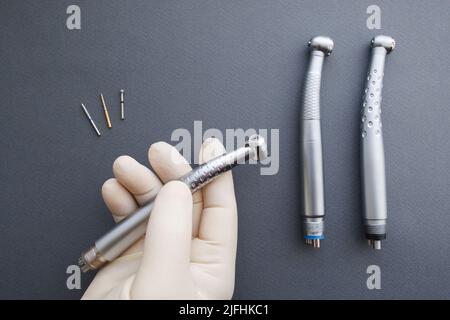 Zahnärztliche Handstück in Zahnarzthand flach legen Stockfoto