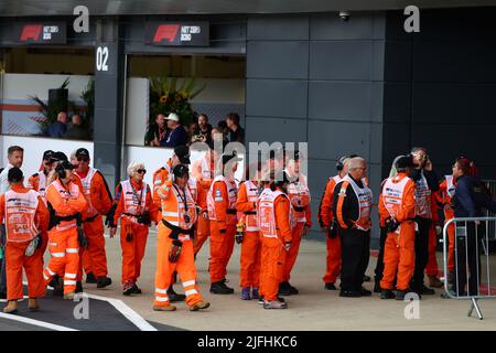 Silverstone, Großbritannien. 03.. Juli 2022. Marschalls auf dem Podium. 03.07.2022. Formel 1 Weltmeisterschaft, Rd 10, Großer Preis Von Großbritannien, Silverstone, England, Wettkampftag. Bildnachweis sollte lauten: XPB/Press Association Images. Quelle: XPB Images Ltd/Alamy Live News Stockfoto