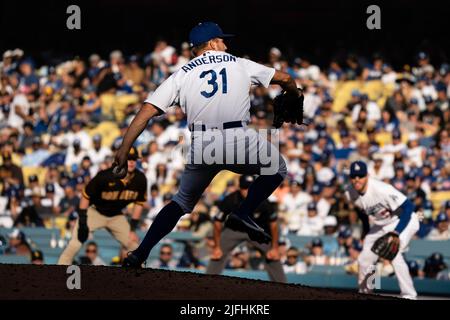 Los Angeles Dodgers startet Pitcher Tyler Anderson (31) wirft während eines MLB-Spiels gegen die San Diego Padres, Samstag, 2. Juli 2022, in Dodger Stad Stockfoto