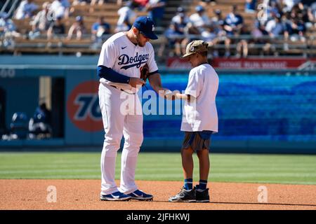 Los Angeles Dodgers dritter Baseman Max Muncy (13) unterzeichnet einen Baseballspiel für einen Fan während eines MLB-Spiels gegen die San Diego Padres, Samstag, 2. Juli 2022, AT Stockfoto