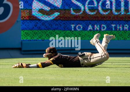 San Diego Padres Left Fielder Jurickson Profar (10) verliert nach dem Tauchen den Ball, um während eines MLB-Spiels gegen die Los Angeles Dodgers, Sa, einen Fang zu machen Stockfoto